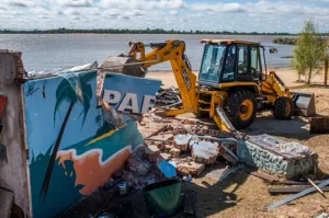 Demolición del bar Paradiso en la rambla de La Florida