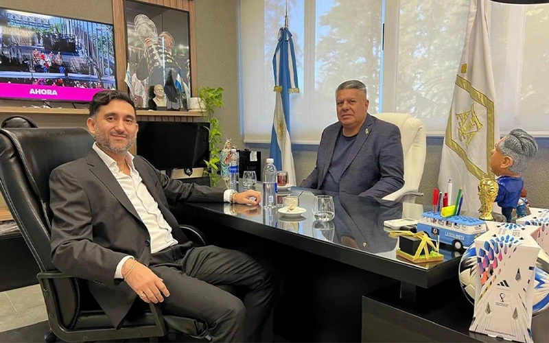 Denuncian al financista del 'Chiqui' Tapia por lavado de dinero.