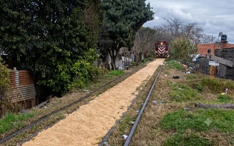 Derrame de soja en las vías de Villa Gobernador Gálvez