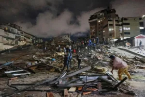 Calles destruidas y comercios saqueados tras el terremoto en La Guaira