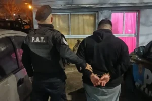 Patrullero y operativo policial en una discusión por usurpación