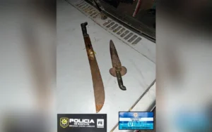 Patrullero policial en operativo por violencia familiar en Rosario