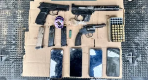 4 hombres detenidos por llevar armas entre productos de limpieza.