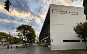 Patrullero policial en una escena del crimen
