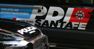 Patrullero policial en operativo nocturno
