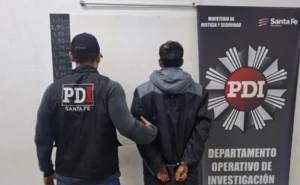 Patrullero policial en un operativo nocturno en Rosario