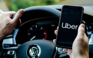 Detuvo a un chofer de Uber que llevaba a su hija y se desvió del camino