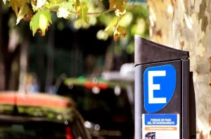 Cartel informativo sobre estacionamiento medido en Rosario