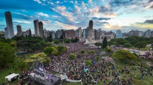 multitudinaria marcha en Rosario por el 24M