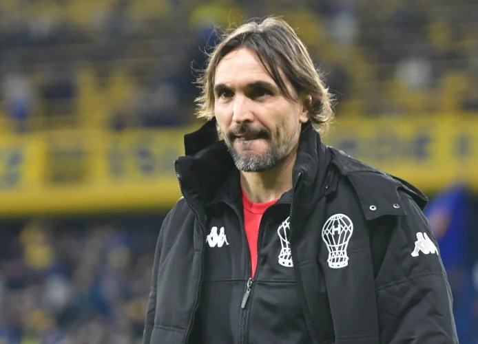 El entrenador dejó el cargo en el club de Parque Patricios y es el principal candidato para comandar al xeneize. Sin embargo dependerá de las elecciones.