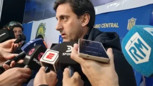 Diego Milito, furioso con el arbitraje en el Gigante de Arroyito
