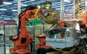 Diferentes automotrices suspenden otra vez la producción fabril