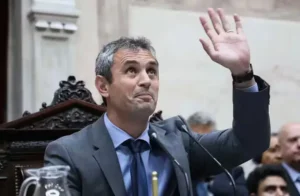 Martín Menenm aprobó el aumeot del 80% para diputados