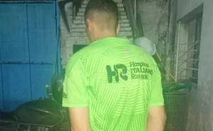 Patrullero y escena del crimen frente a una barbería