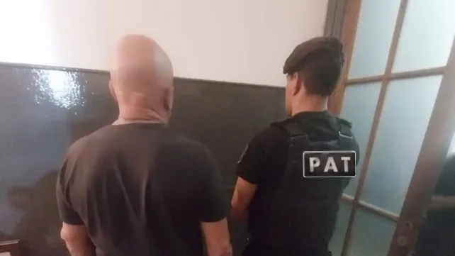 Discutió por multas y luego atropelló a un inspector de tránsito.