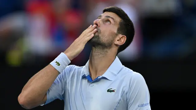 El serbio venció al estadounidense Taylor Fritz por 7-6, 4-6, 6-2 y 6-3 y jugará contra Jannik Sinner. Lleva 33 partidos sin perder en el torneo. 