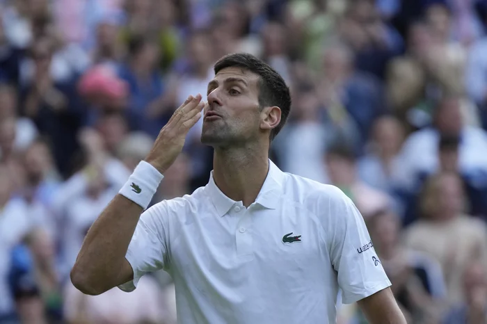 El serbio se metió en octavos de final del Grand Slam inglés y lanzó una frase picante hacia aquellos que lo reprueban. 