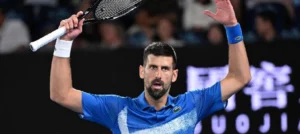 Novak Djokovic venció a Carlos Alcaraz y pasó a las semifinales del Australian Open.