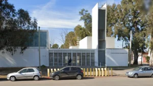 Patrullero y móviles policiales frente a una escuela técnica