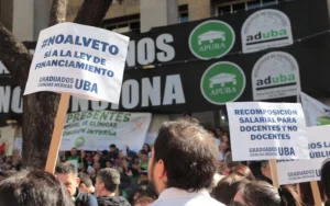 Docentes convocan a un paro contra el veto al financiamiento universitario.