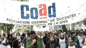 Docentes realizan un abrazo solidario para defender la Universidad pública