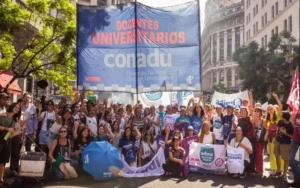 Docentes universitarios marchan en defensa de la educación pública