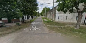 Patrullero en la cuadra del crimen de Gian tras balaceras y ataque incendiario