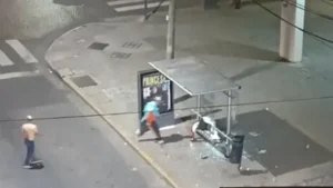 Dos cuidacoches se pelearon y destruyeron una parada de colectivos