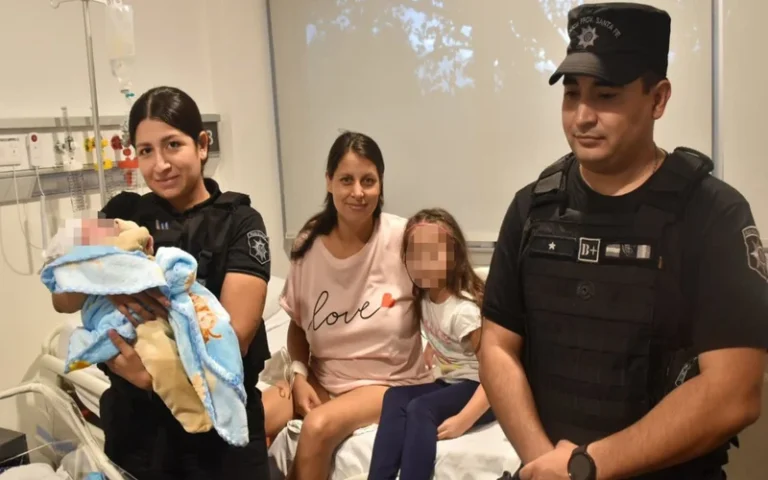 Dos policías asistieron en un parto en medio del temporal