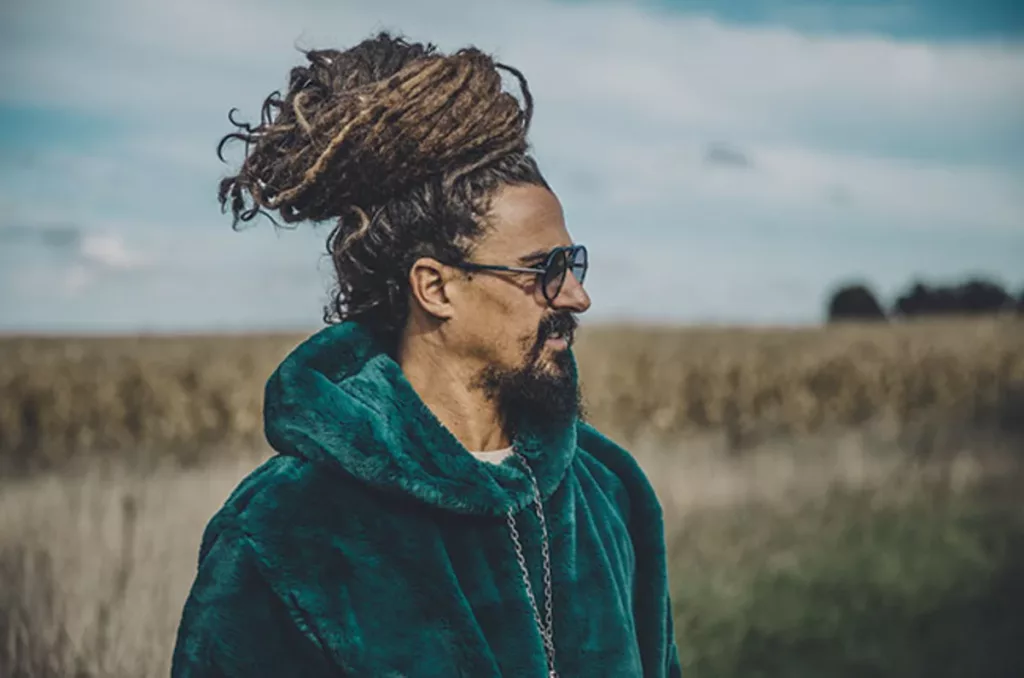 El reconocido cantante de reggae llega a Rosario para reencontrarse con su público y ofrecer un show repleto de hits en el Anfiteatro.