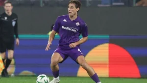 Edoardo Bove se desmaya en pleno partido de la Fiorentina.