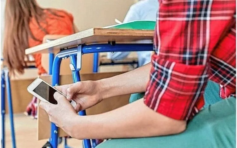 Educación busca restringir el uso de celulares en el aula
