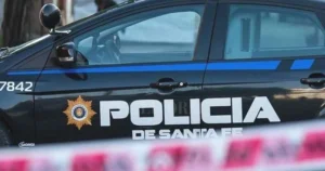 Patrullero policial en un operativo en barrio Alvear