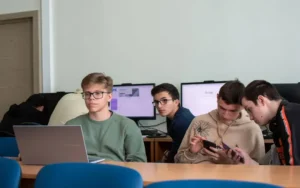 El 54% de los alumnos de 15 años se distrae con el celular en clase