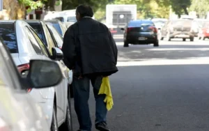 En cuanto a las seccionales con jurisdicción en los lugares, las encabezan las que tienen influencia en el centro de la ciudad. Aunque también deben intervenir las que están cercanas a los estadios más grandes de fútbol. Como así también la zona de la Terminal de Ómnibus y Pichincha, barrio Hospitales y Centro de Justicia Penal, Tribunales, Rambla Catalunya, Puerto Norte, costa central, parques Nacional a la Bandera, España, Independencia, de las Colectividades, Sunchales y Urquiza, algunos centros comerciales a cielo abierto y otras zonas donde se concentra gente para distintos eventos.