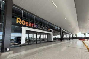 Vista de la pista y sector de embarque del aeropuerto de Rosario