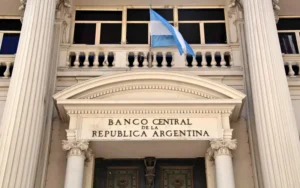 El Banco Central bajó 10 puntos la tasa de interés