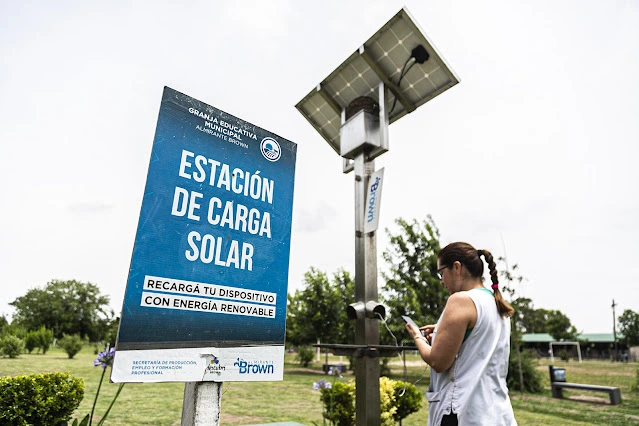 El Concejo aprobó estaciones solares públicas para recarga de celulares.