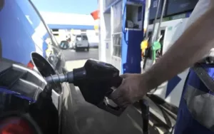 El Gobierno analiza aumentar el impuesto a los combustibles