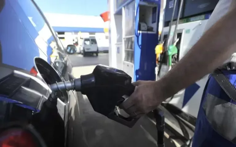 El Gobierno analiza aumentar el impuesto a los combustibles