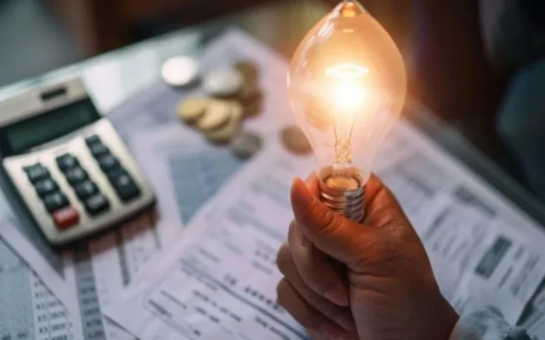 El Gobierno analiza recortar subsidios a la electricidad y al gas para focalizar la asistencia