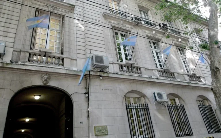 Con sospechas por filtración de información, el Gobierno echó a 60 trabajadores de la Procuración del Tesoro