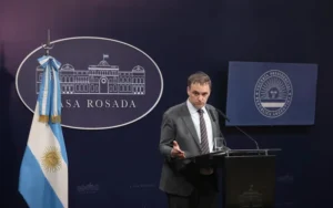 El Gobierno anunció que hospitales públicos y universidades podrán cobrarles a los extranjeros
