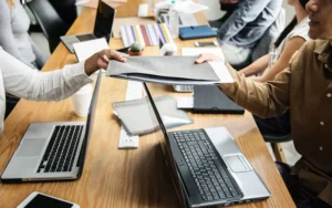 El Gobierno celebró un leve repunte del empleo y el salario