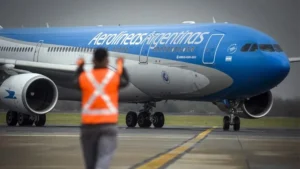el gobierno elimina a aerolineas y el correo en la lista de empresas a privatizar