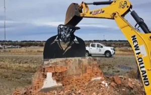 Río Gallegos: el Gobierno destruyó un monumento a Osvaldo Bayer