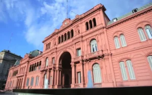 Gasto público: el Gobierno despidió a más de 34 mil empleados y estima que ahorró u$s3.800 millones
