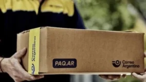 Una oficina de correo con personas realizando trámites