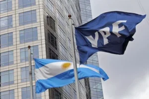 El Gobierno pidió la suspensión del fallo que ordena la entrega de acciones de YPF
