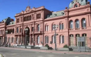 Desde que asumió Milei, el Gobierno recortó más de 30 mil puestos en el Estado